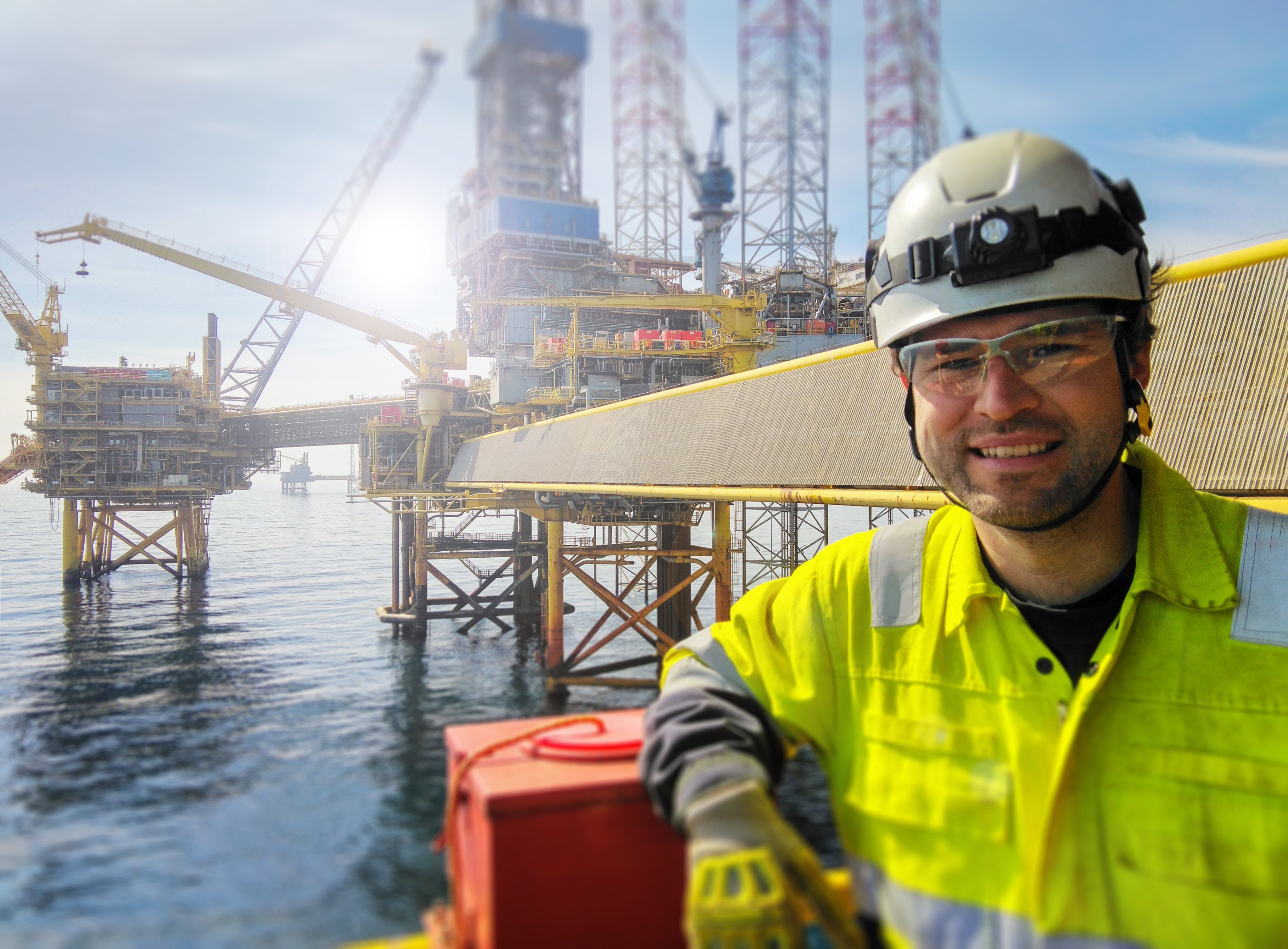 www.kinly.comhubfsTelemedicineMan oil rig-1